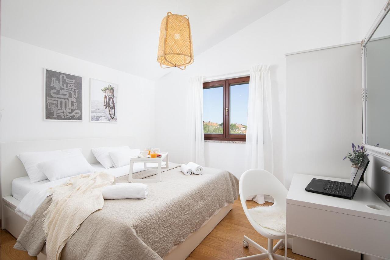 Cesare Apartment, With Swimming Pool And Sea View Ližnjan Eksteriør bilde